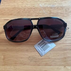 Sleek Black Aviator Sunglasses with UV400